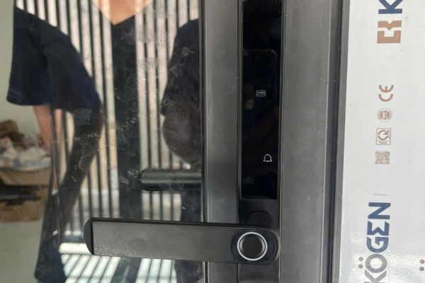 KHÓA VÂN TAY CHO CỬA NHÔM XINGFA KOGEN MANG TÊN KTS150